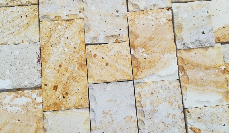 Plytelės "Liporitas gelsvas" su skaldytais kraštais