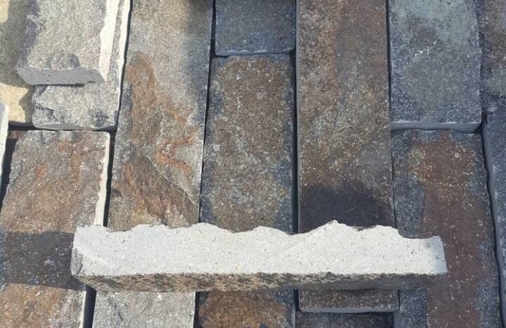 Plytelės "Andezitas Naftos dėmės" su skaldytais kraštais